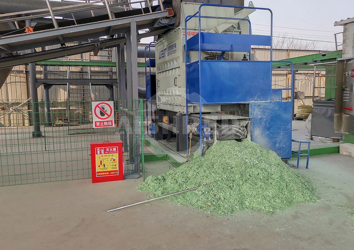 单轴撕碎机现场