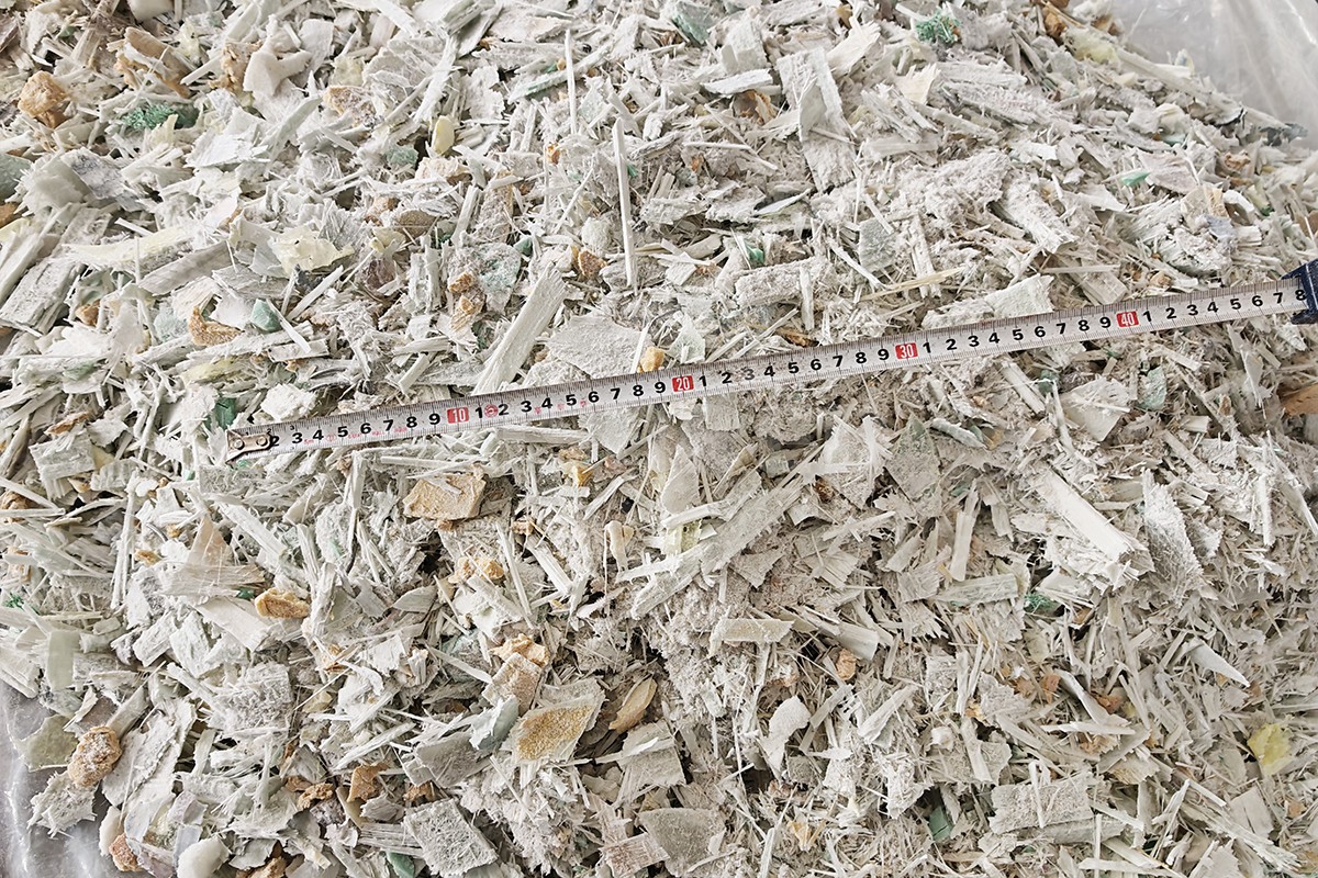 风机叶片破碎后出料